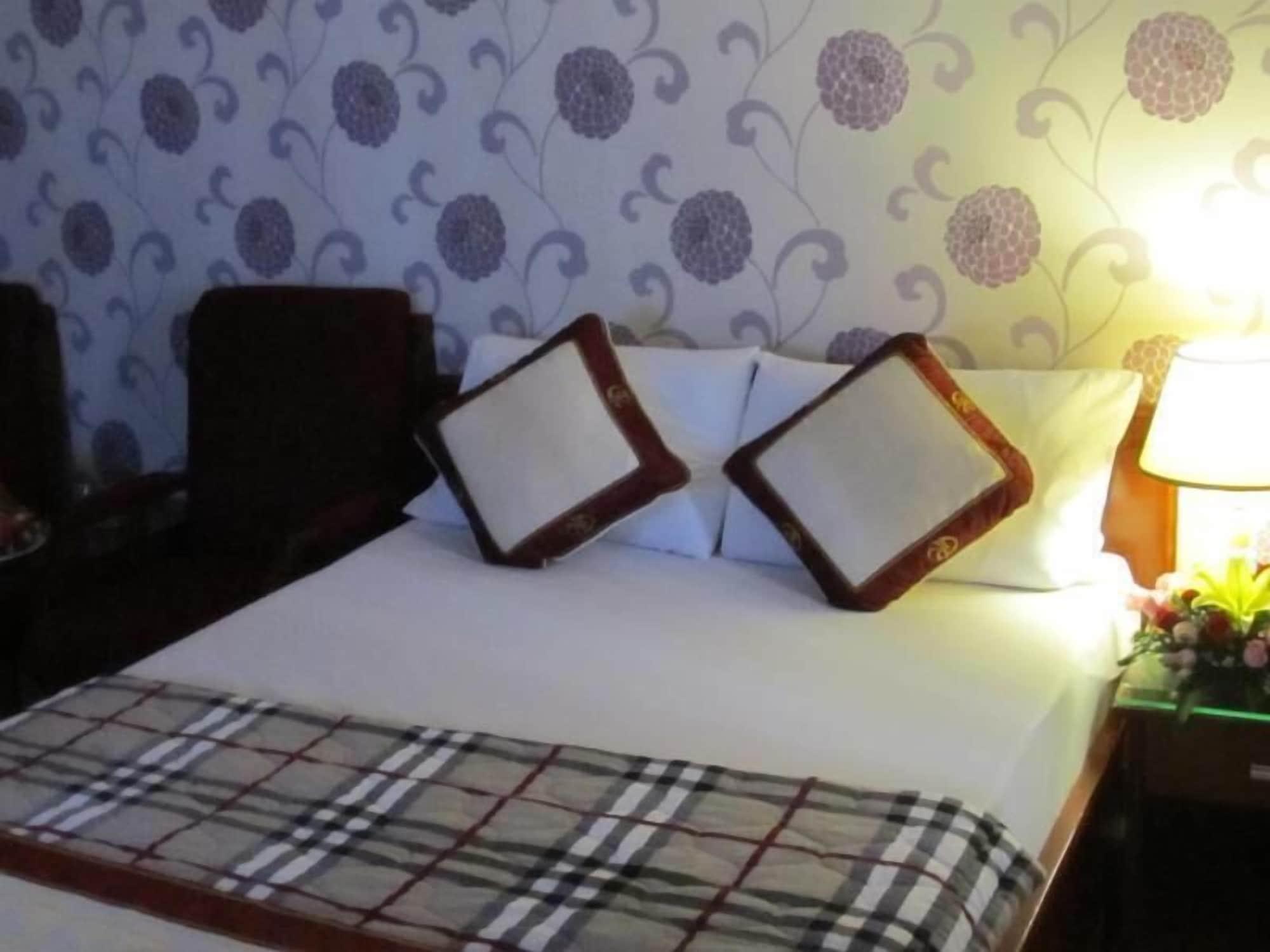 Khach San Trung Mai Hotel Хошимин Екстериор снимка