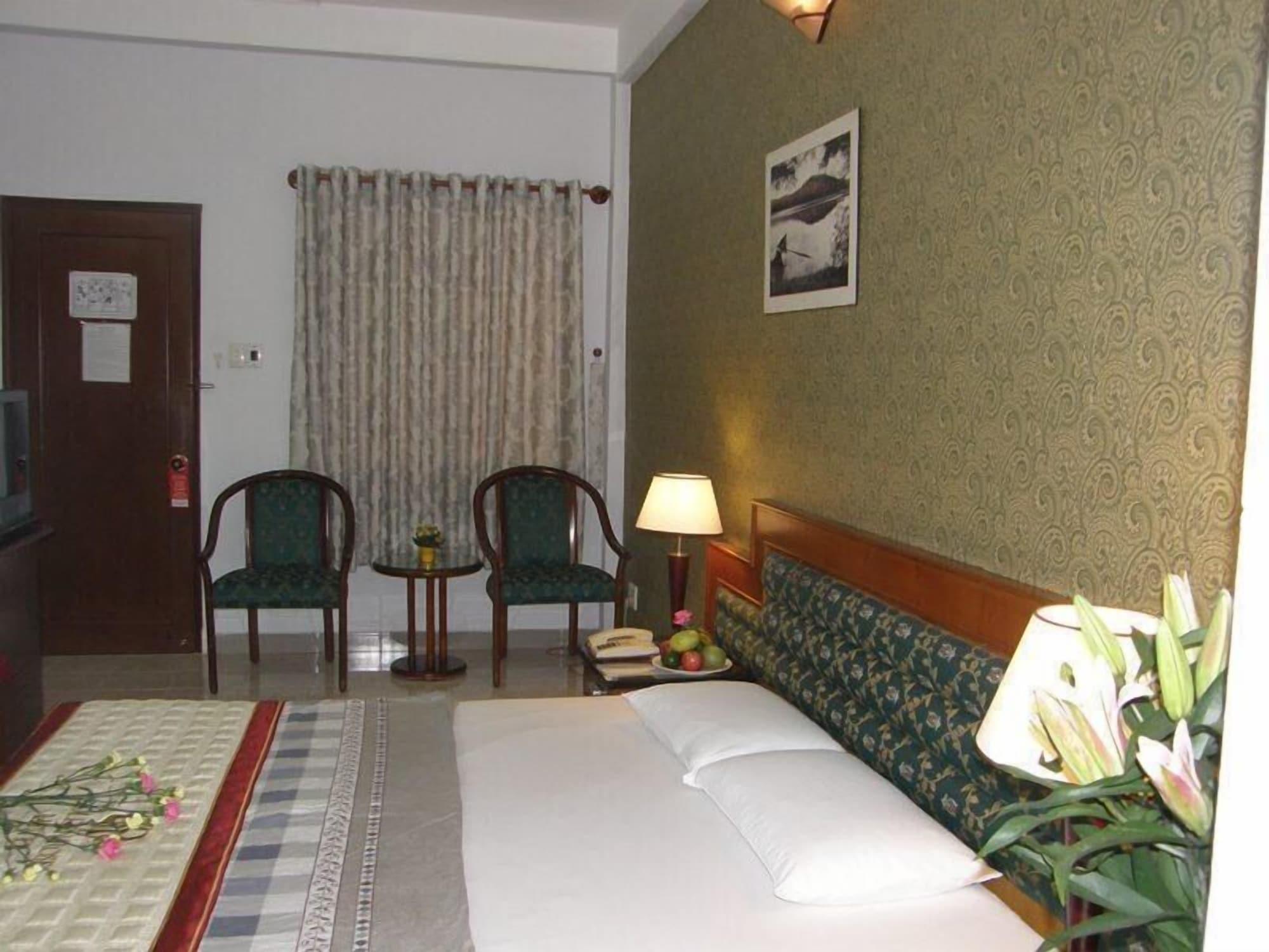 Khach San Trung Mai Hotel Хошимин Екстериор снимка