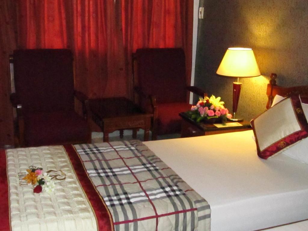 Khach San Trung Mai Hotel Хошимин Екстериор снимка