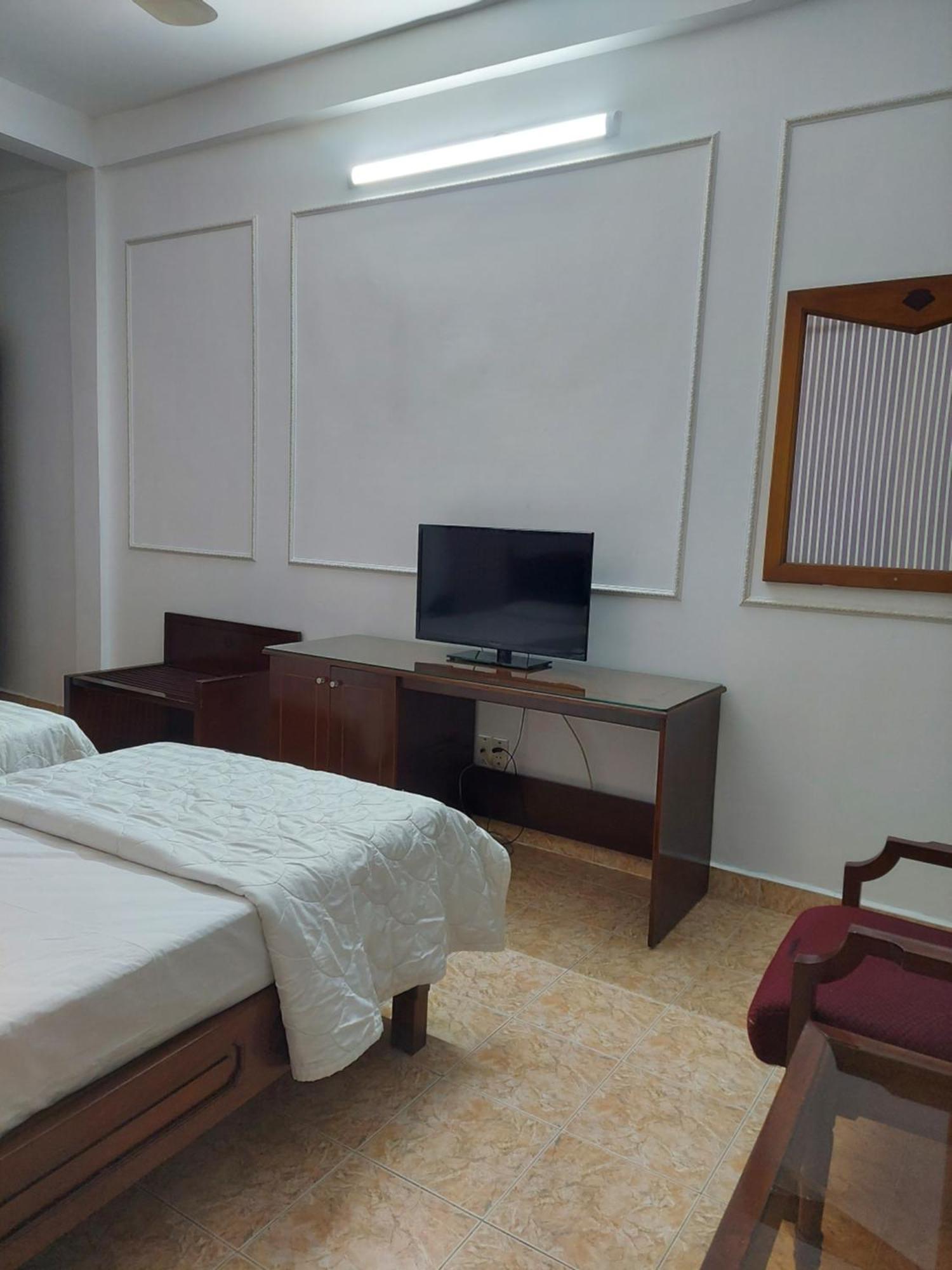 Khach San Trung Mai Hotel Хошимин Екстериор снимка