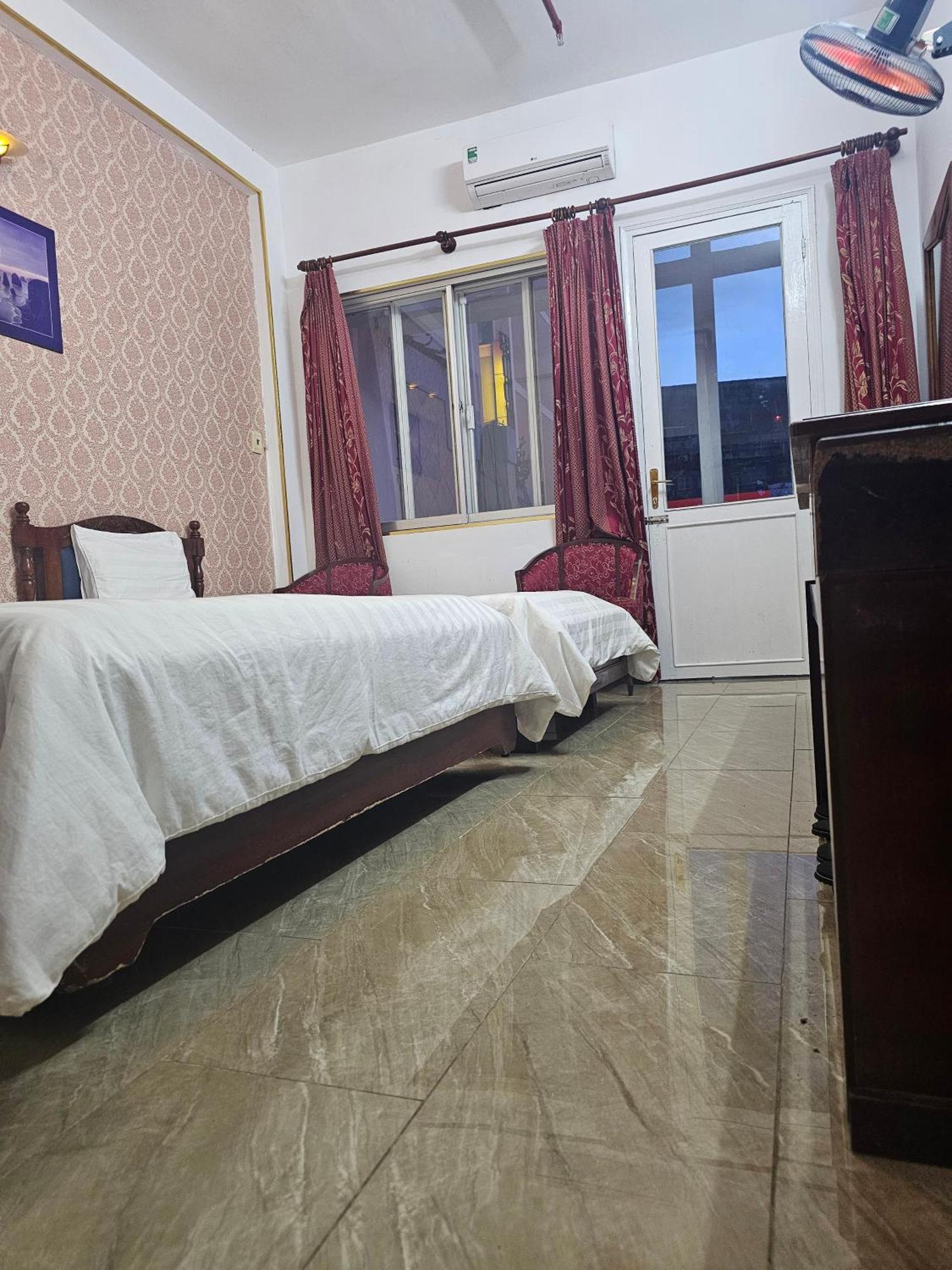 Khach San Trung Mai Hotel Хошимин Екстериор снимка