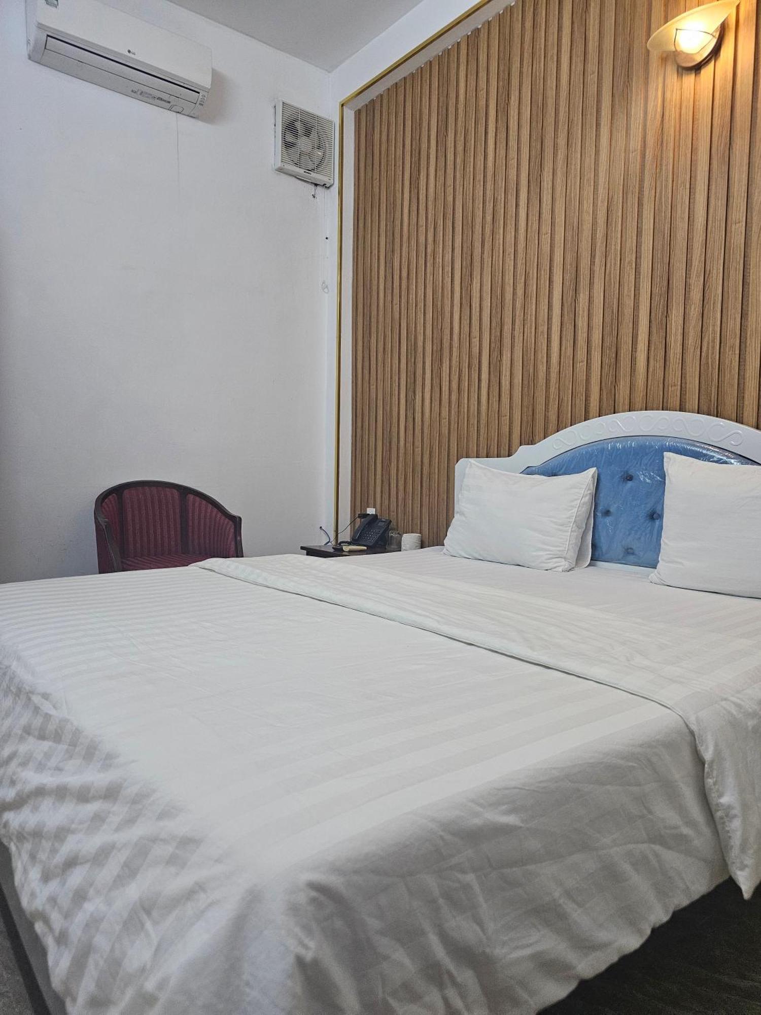Khach San Trung Mai Hotel Хошимин Екстериор снимка