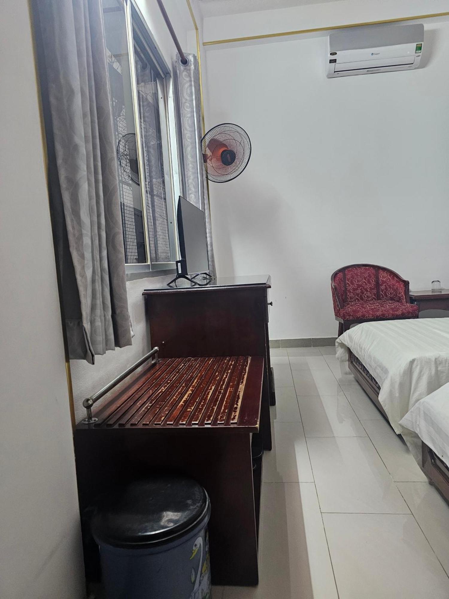 Khach San Trung Mai Hotel Хошимин Екстериор снимка