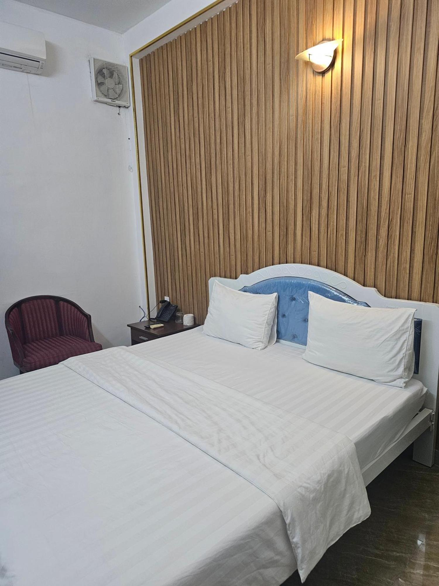 Khach San Trung Mai Hotel Хошимин Екстериор снимка
