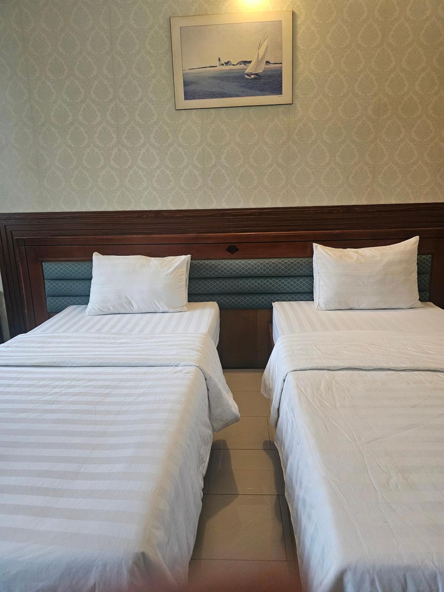 Khach San Trung Mai Hotel Хошимин Екстериор снимка