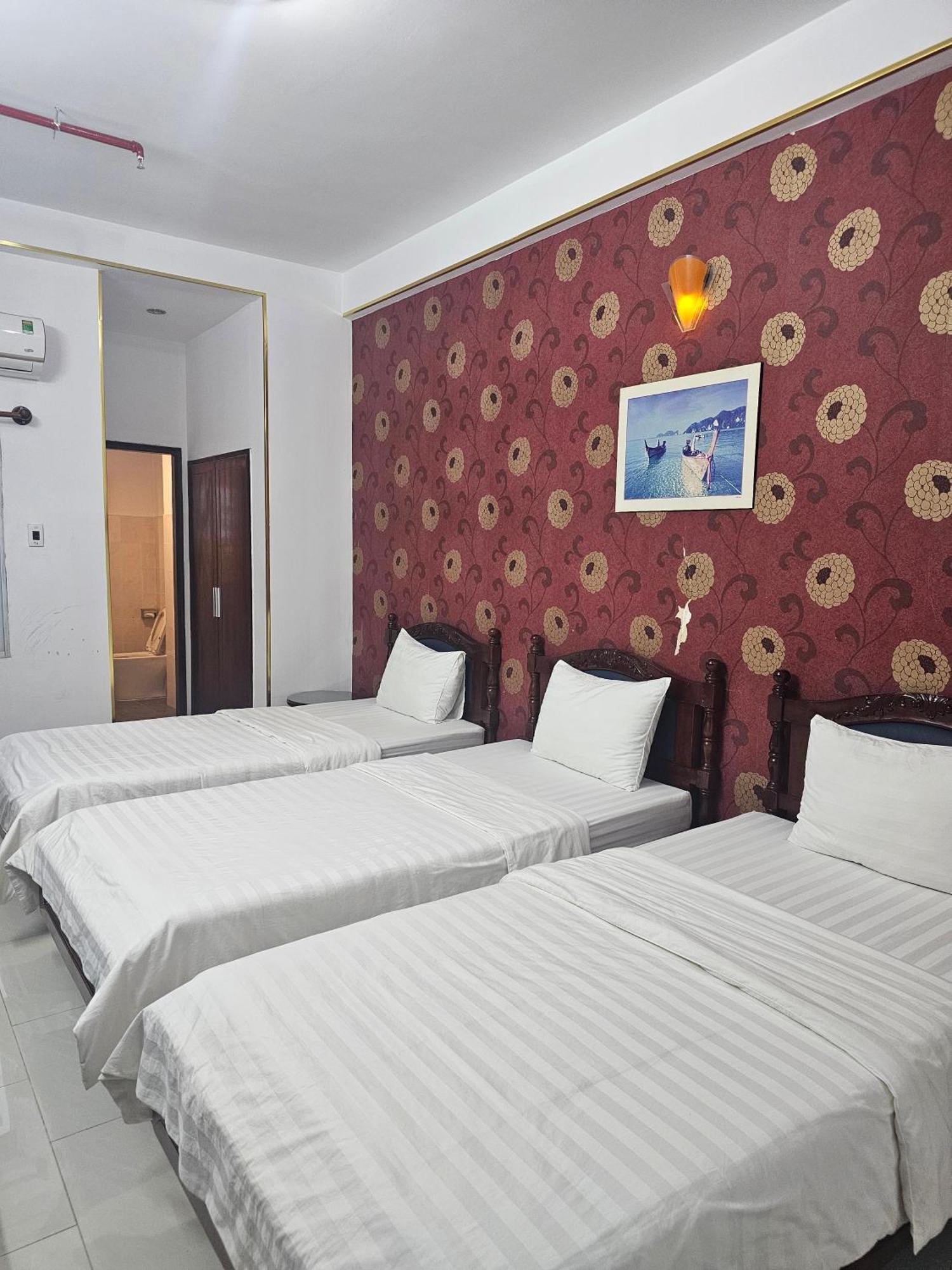 Khach San Trung Mai Hotel Хошимин Екстериор снимка