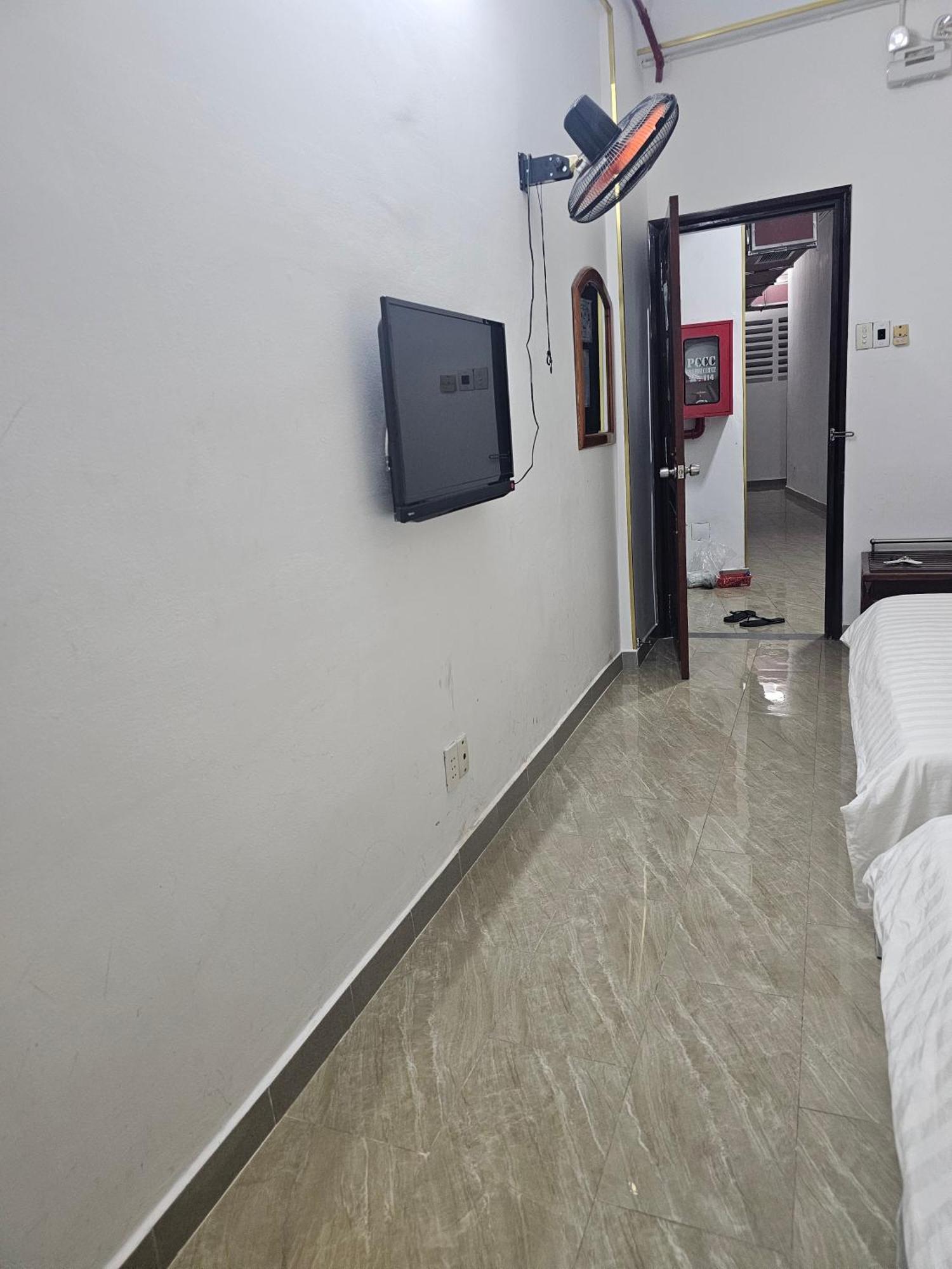 Khach San Trung Mai Hotel Хошимин Екстериор снимка