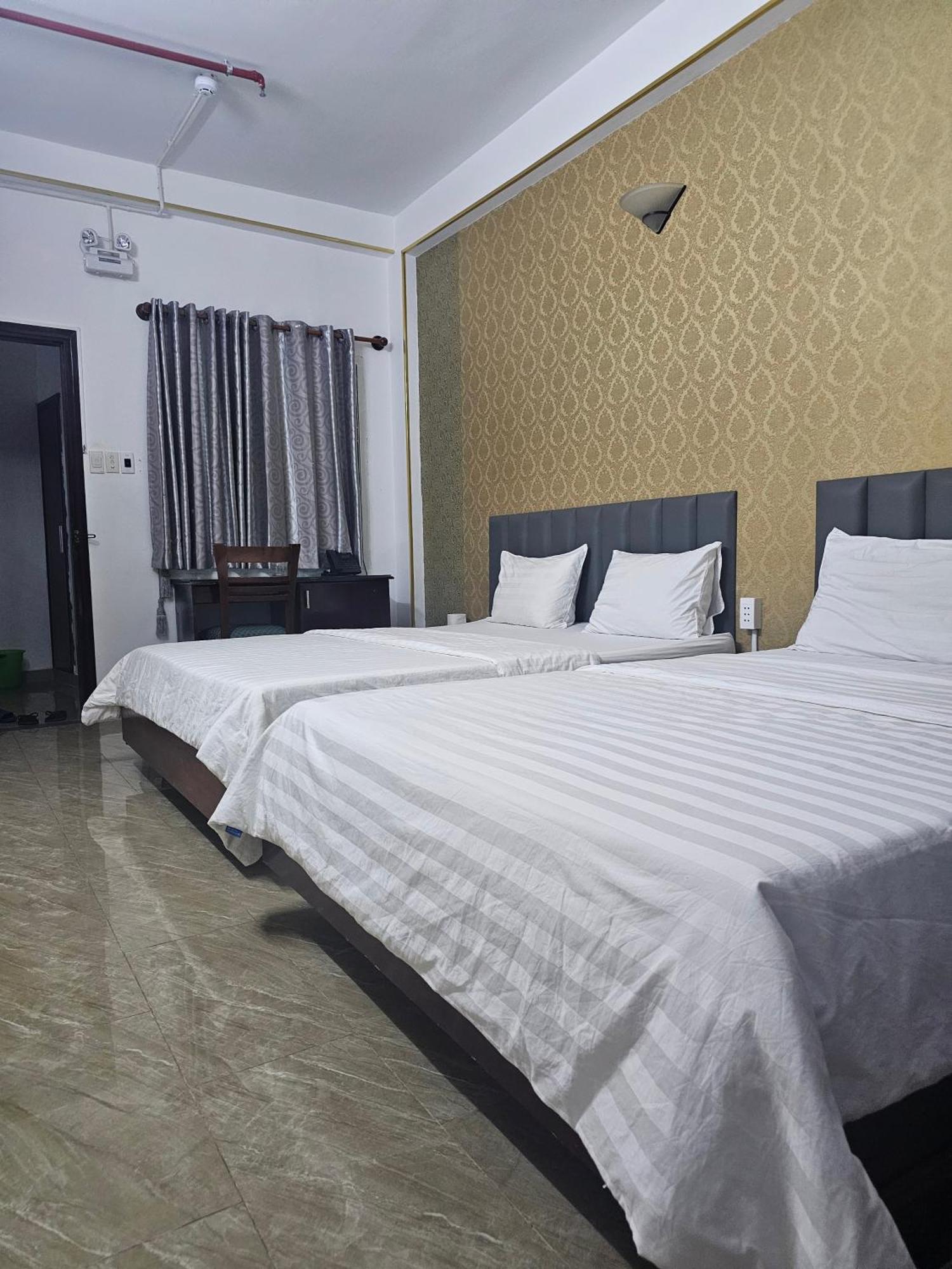 Khach San Trung Mai Hotel Хошимин Екстериор снимка