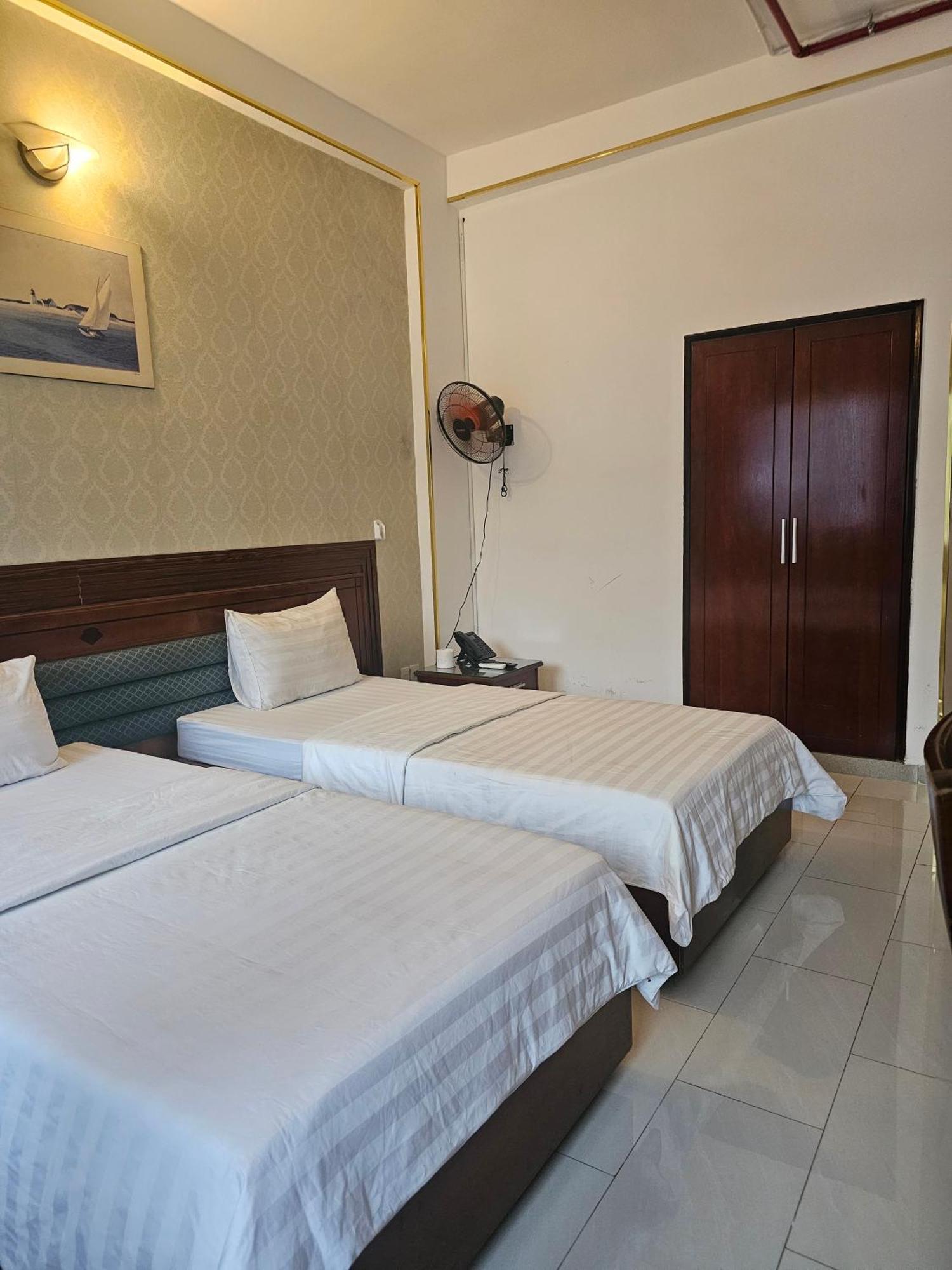 Khach San Trung Mai Hotel Хошимин Екстериор снимка