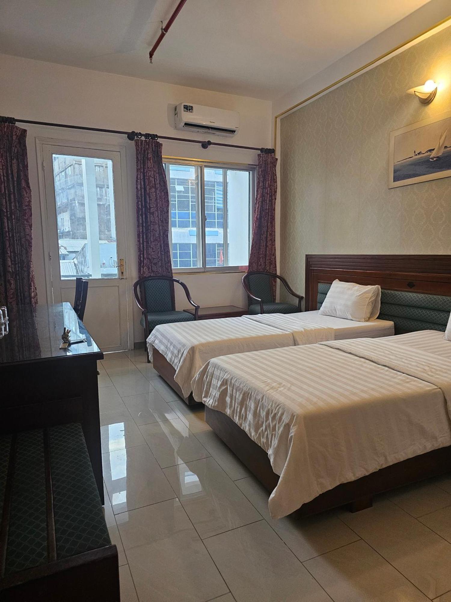 Khach San Trung Mai Hotel Хошимин Екстериор снимка