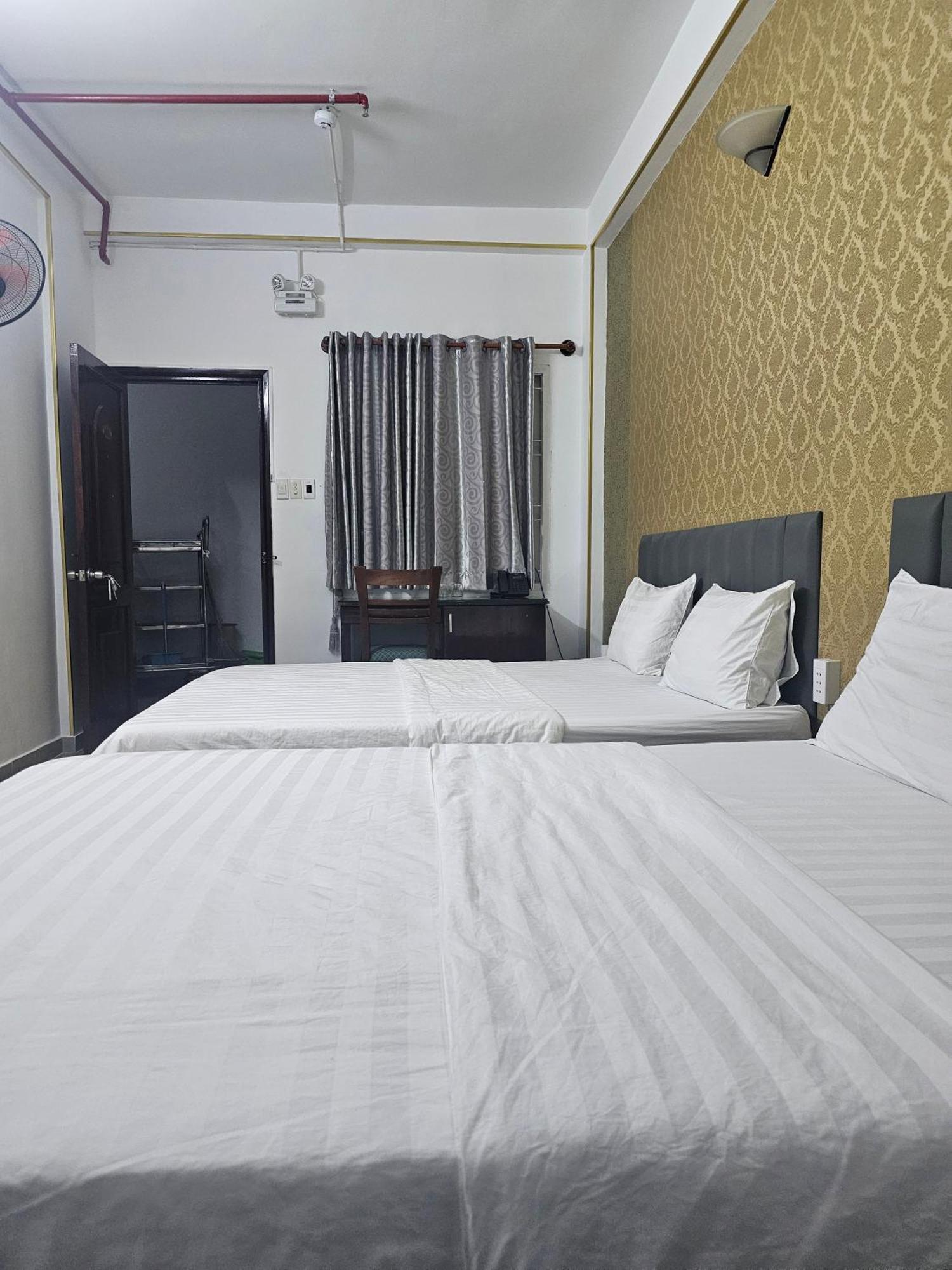 Khach San Trung Mai Hotel Хошимин Екстериор снимка
