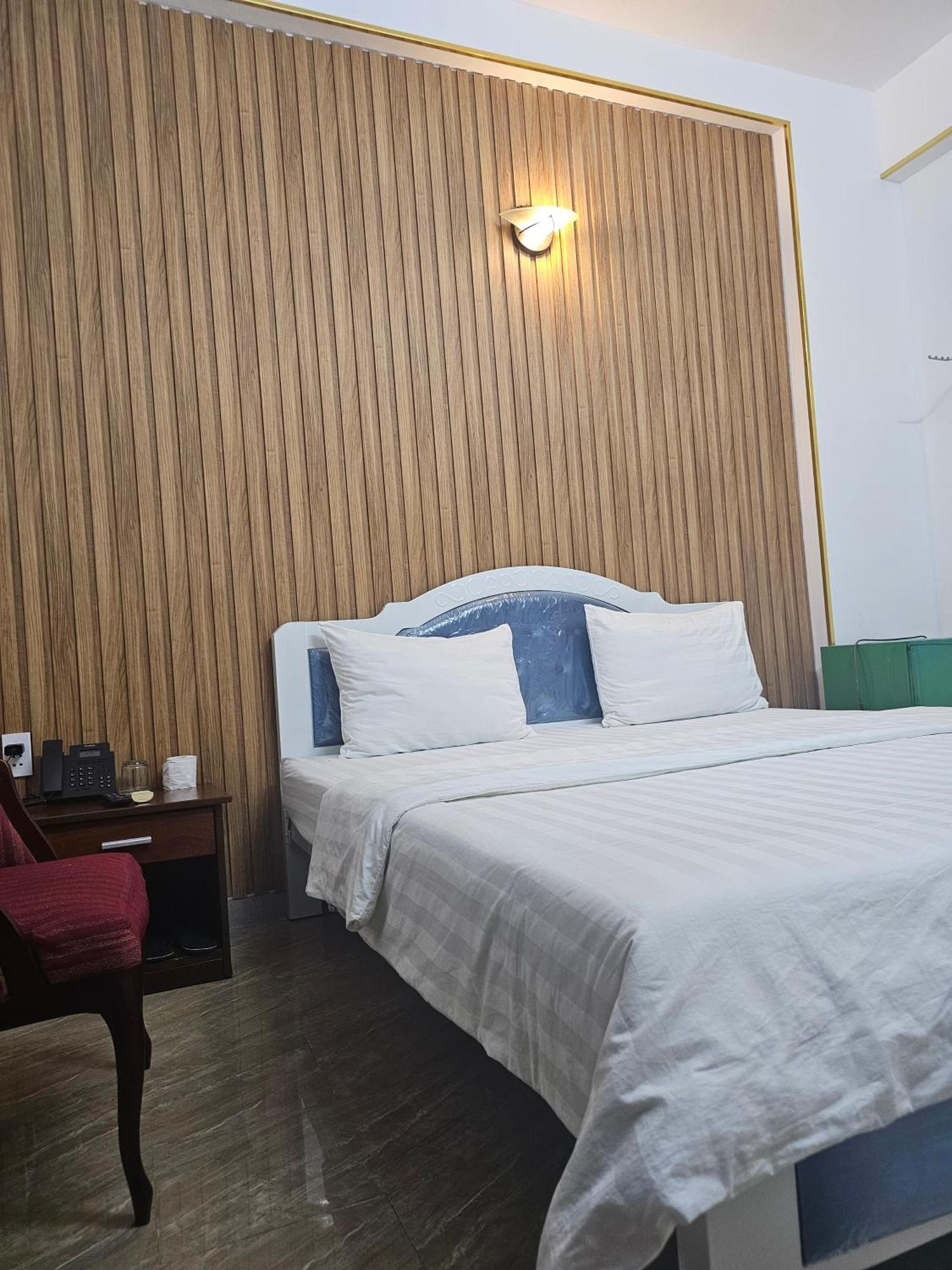 Khach San Trung Mai Hotel Хошимин Екстериор снимка
