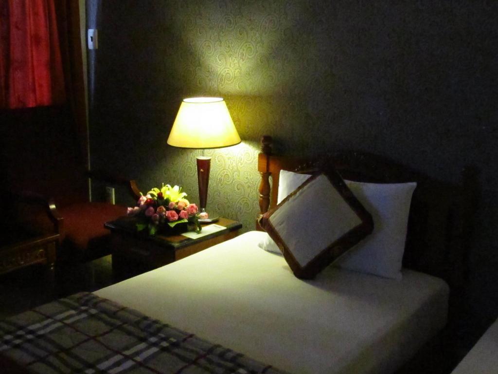 Khach San Trung Mai Hotel Хошимин Екстериор снимка