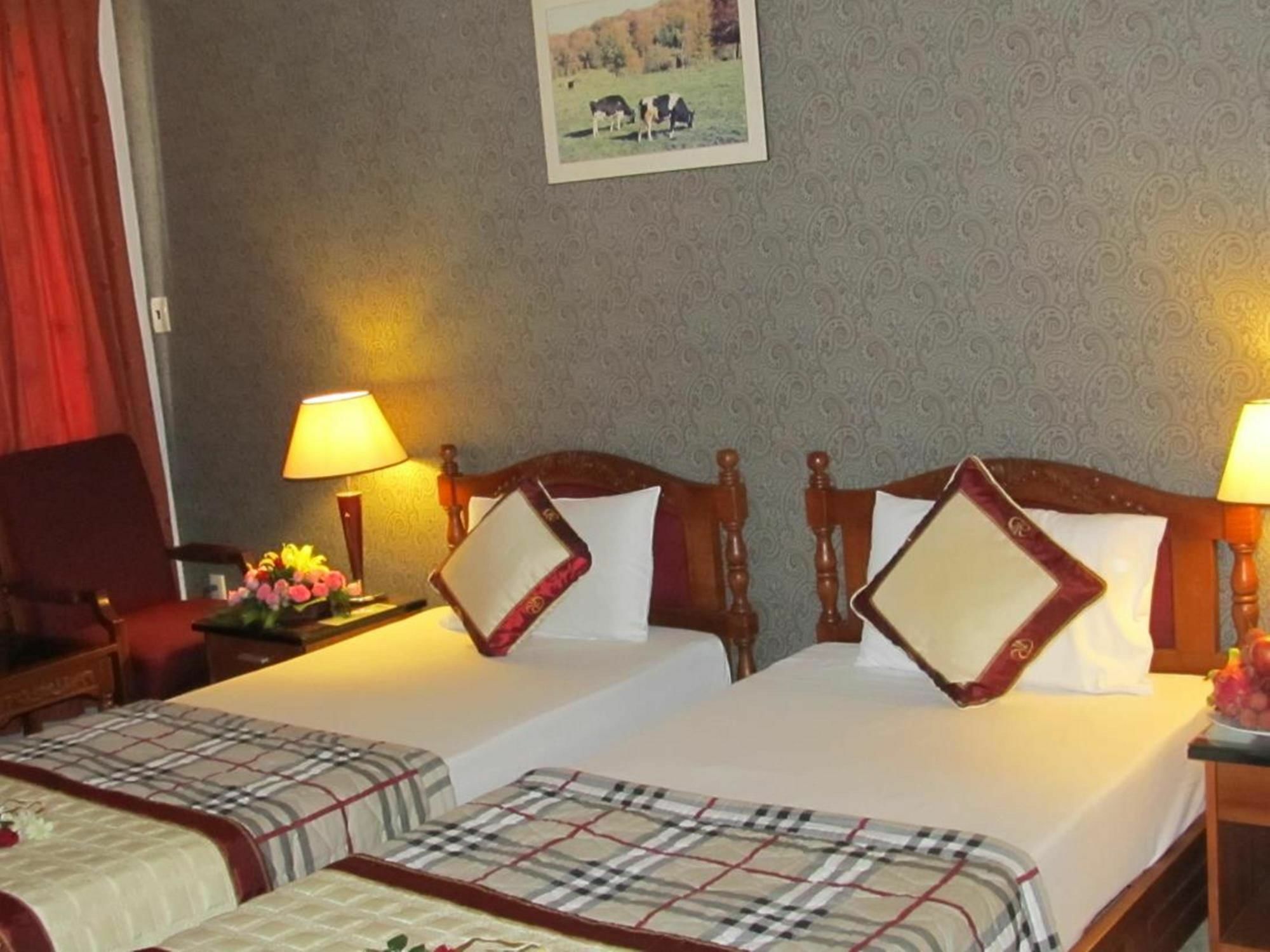 Khach San Trung Mai Hotel Хошимин Екстериор снимка